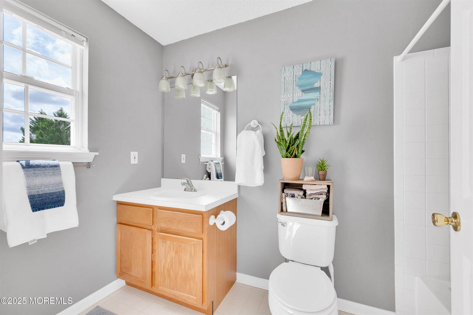 16 East Shenendoah Road, Howell, NJ 07731