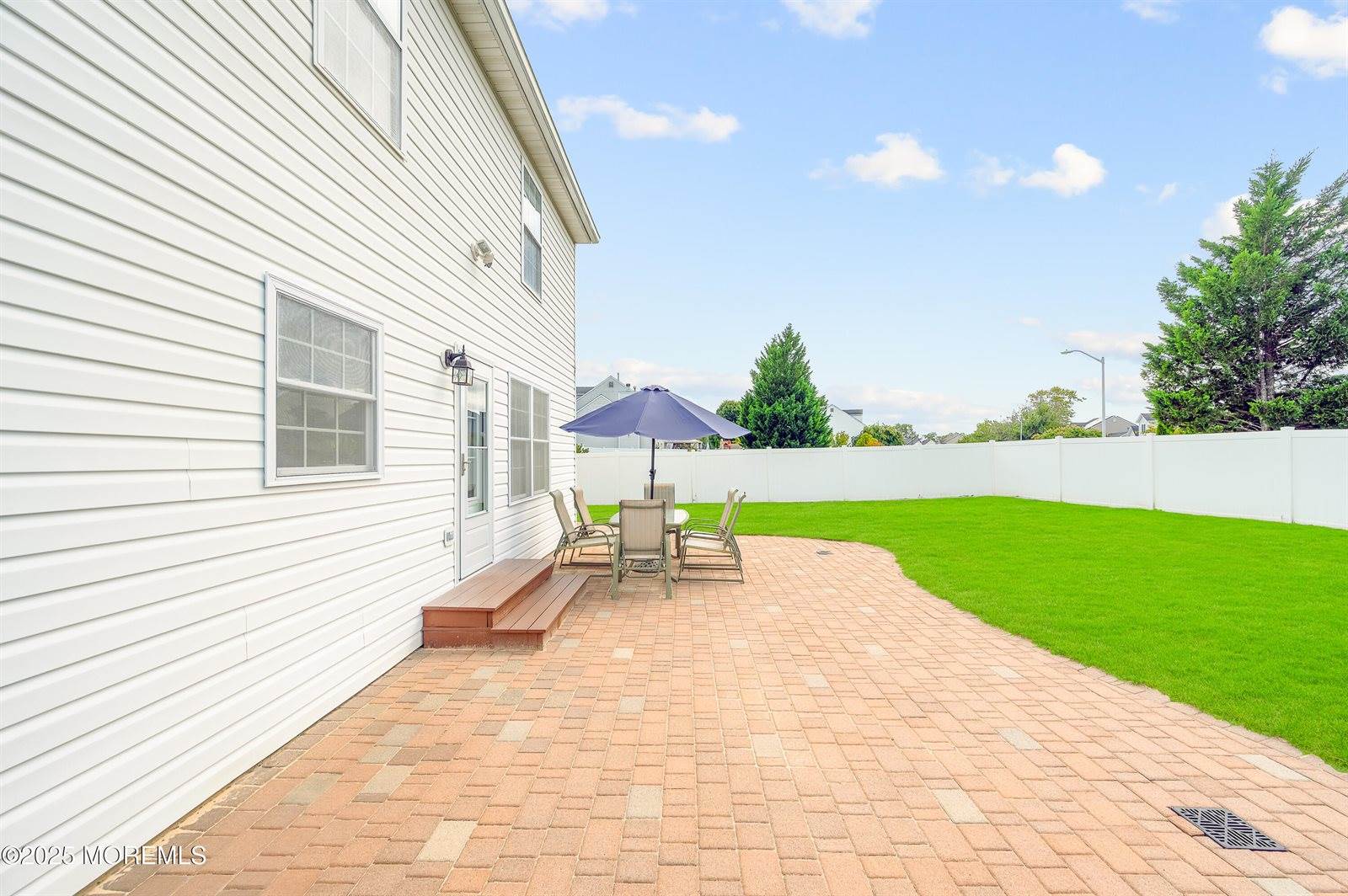 16 East Shenendoah Road, Howell, NJ 07731