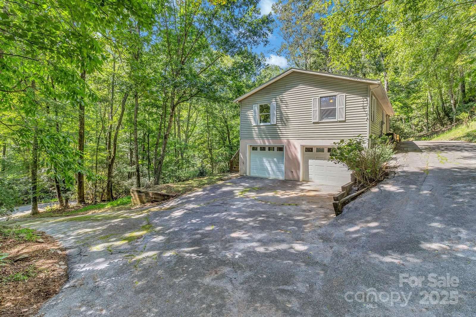 560 Hunters Ridge Drive, Mills River, NC 28759