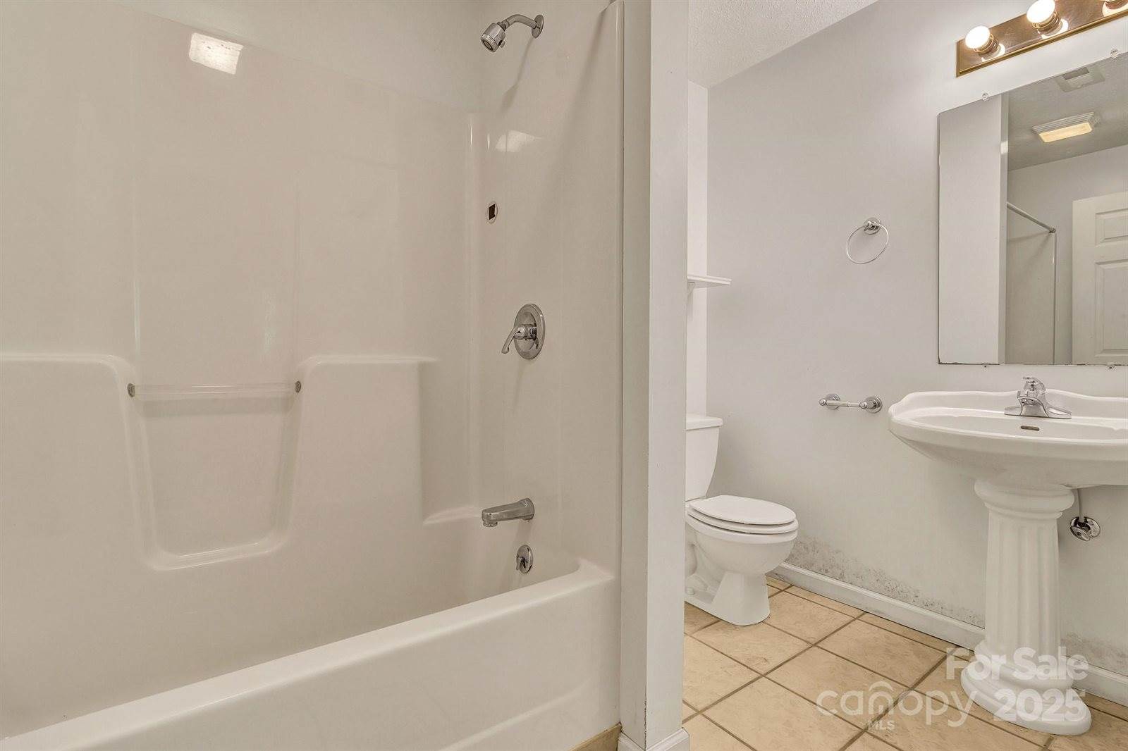 560 Hunters Ridge Drive, Mills River, NC 28759