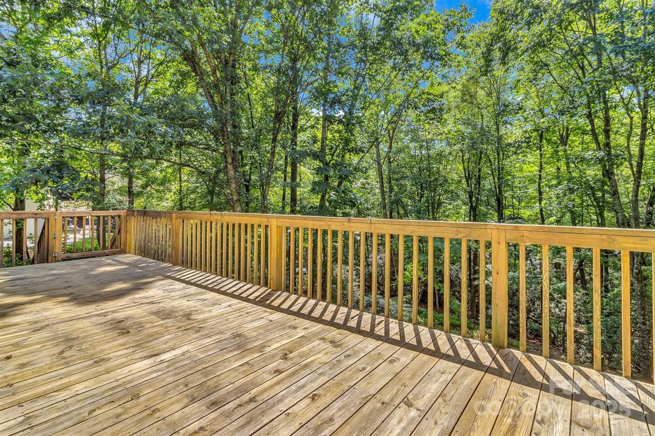 560 Hunters Ridge Drive, Mills River, NC 28759