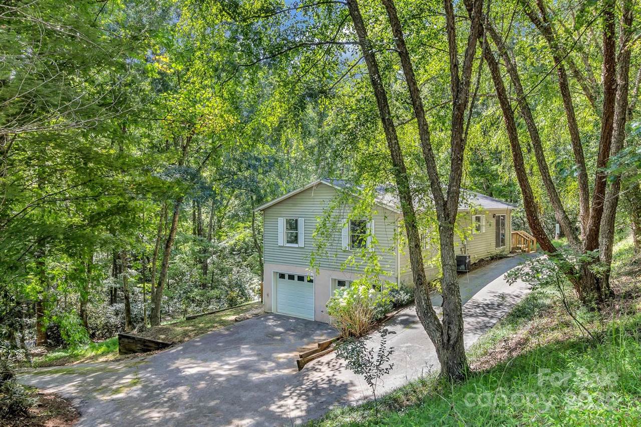 560 Hunters Ridge Drive, Mills River, NC 28759