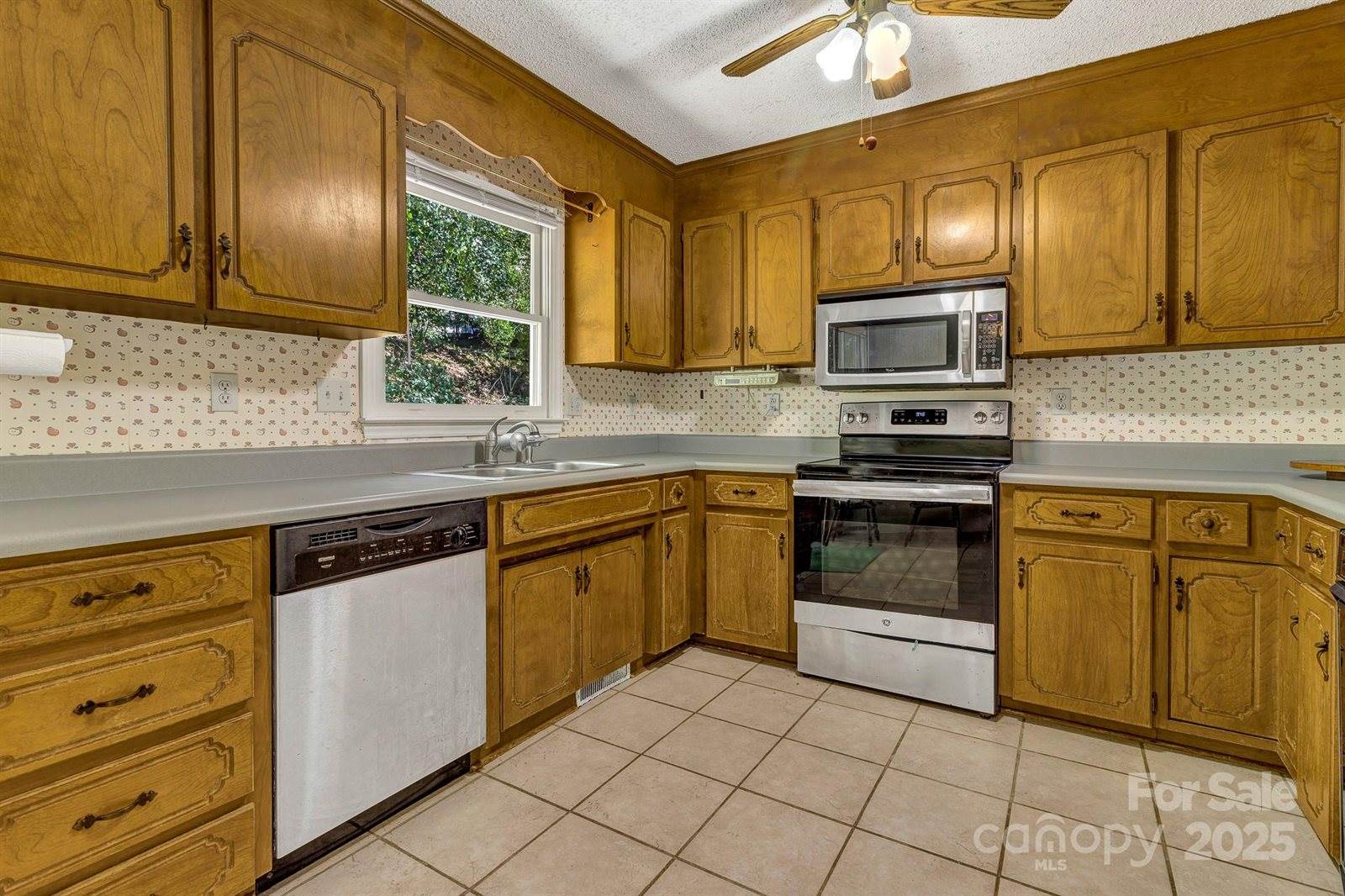 560 Hunters Ridge Drive, Mills River, NC 28759