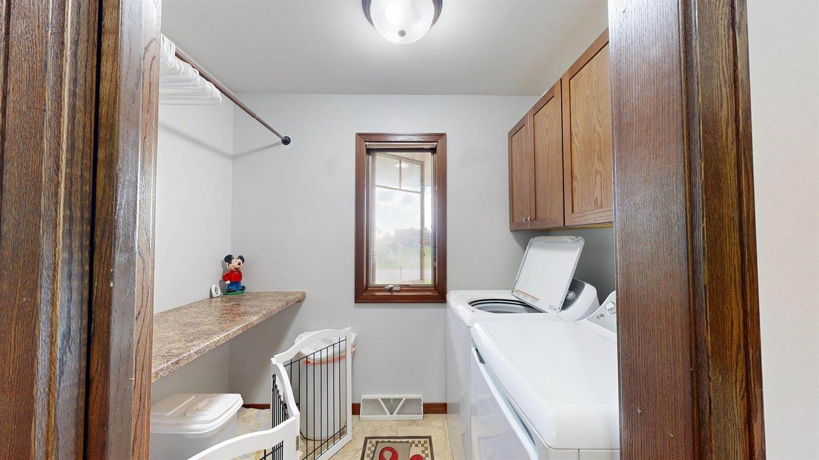 W7954 Country Ave, Holland, WI 54636