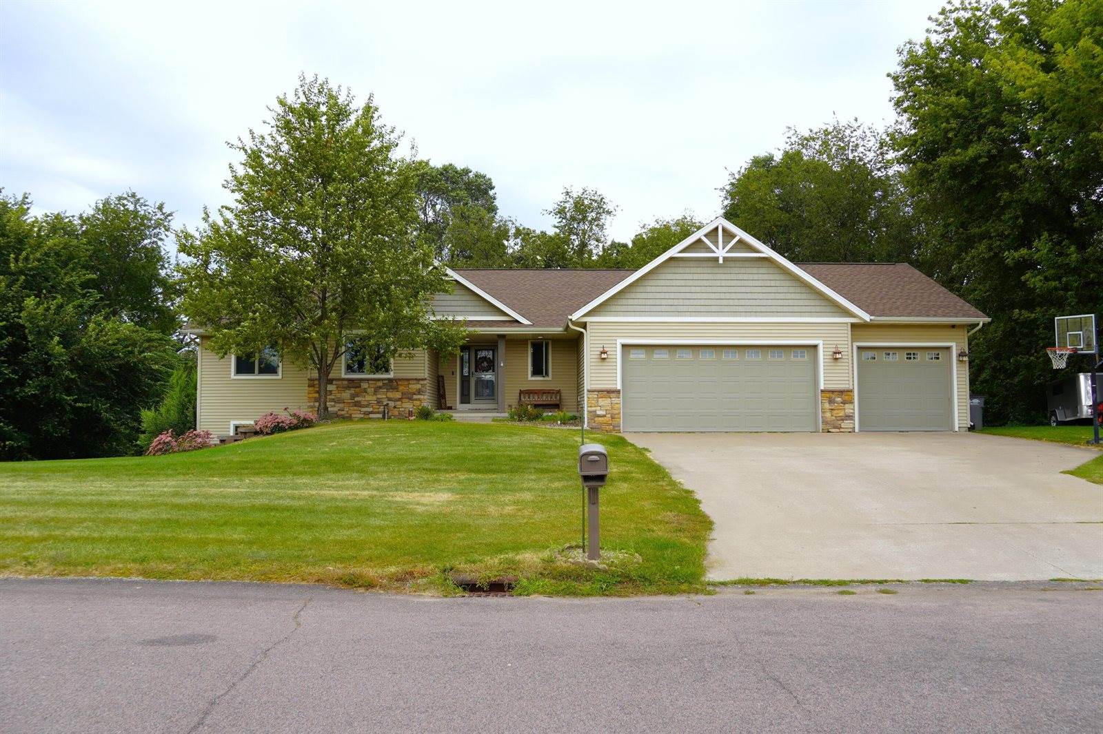 W7954 Country Ave, Holland, WI 54636