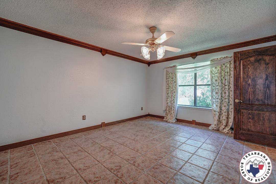 918 Clear Creek Dr, Texarkana, TX 75503