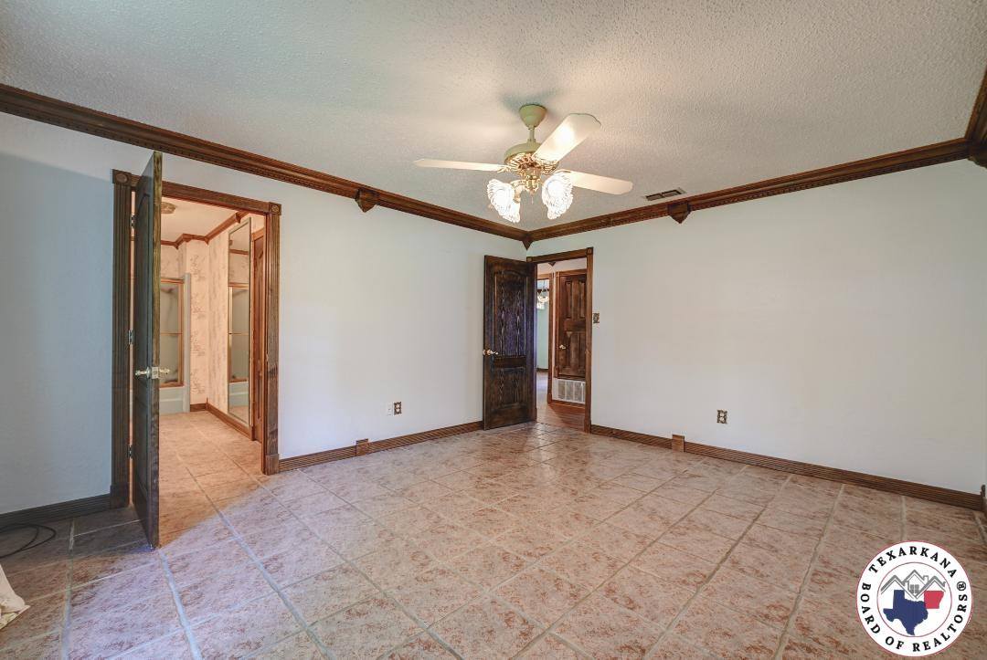 918 Clear Creek Dr, Texarkana, TX 75503