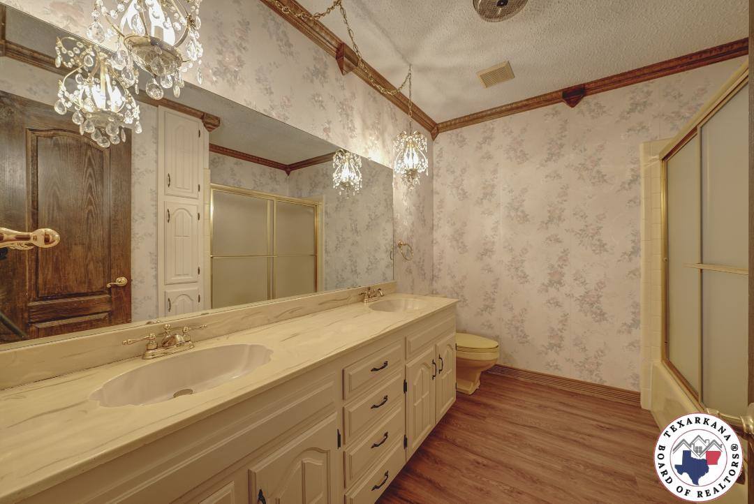 918 Clear Creek Dr, Texarkana, TX 75503