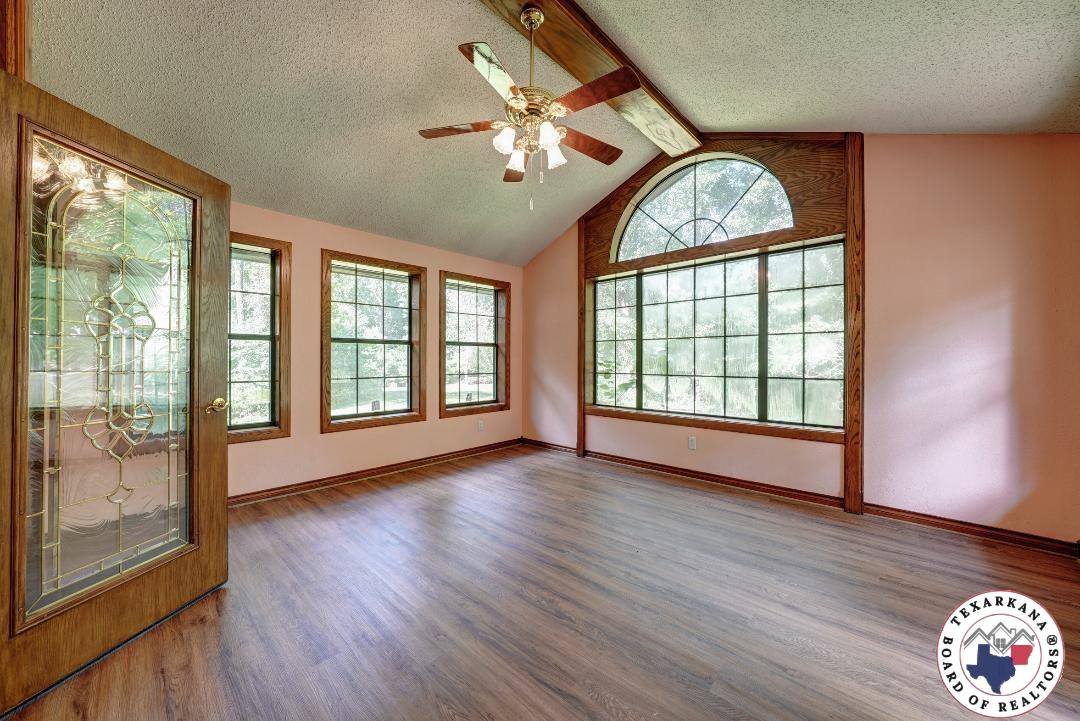 918 Clear Creek Dr, Texarkana, TX 75503