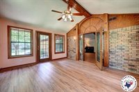 918 Clear Creek Dr, Texarkana, TX 75503