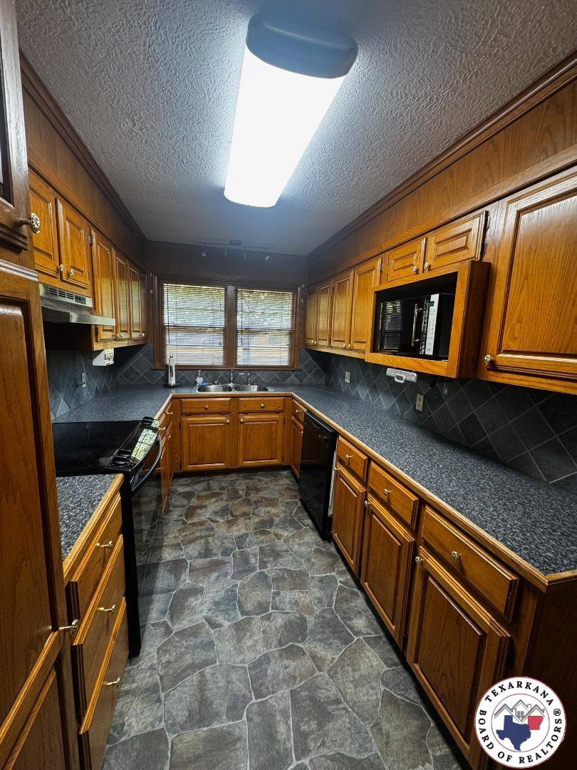 1103 N Kings Hwy, Nash, TX 75569