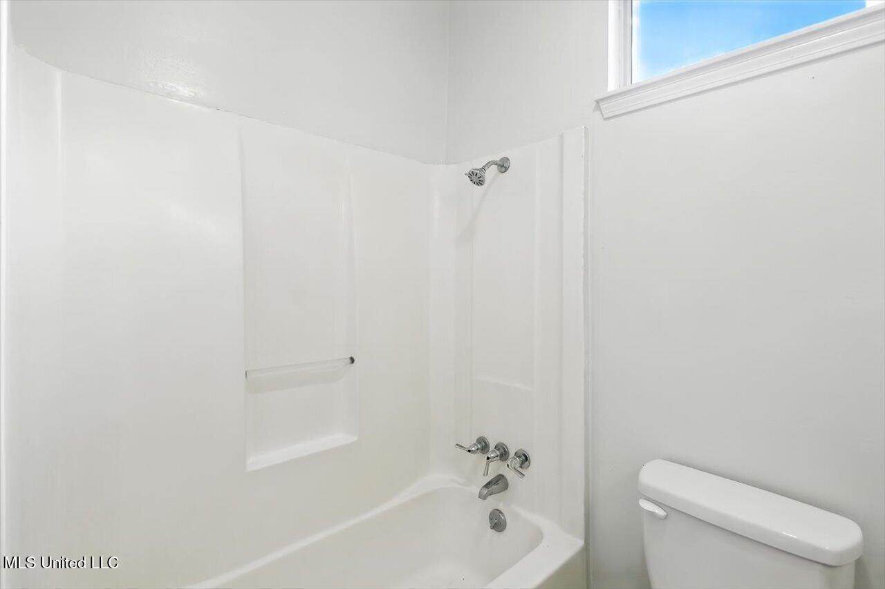 101 Glen Hollow Dr, Clinton, MS 39056