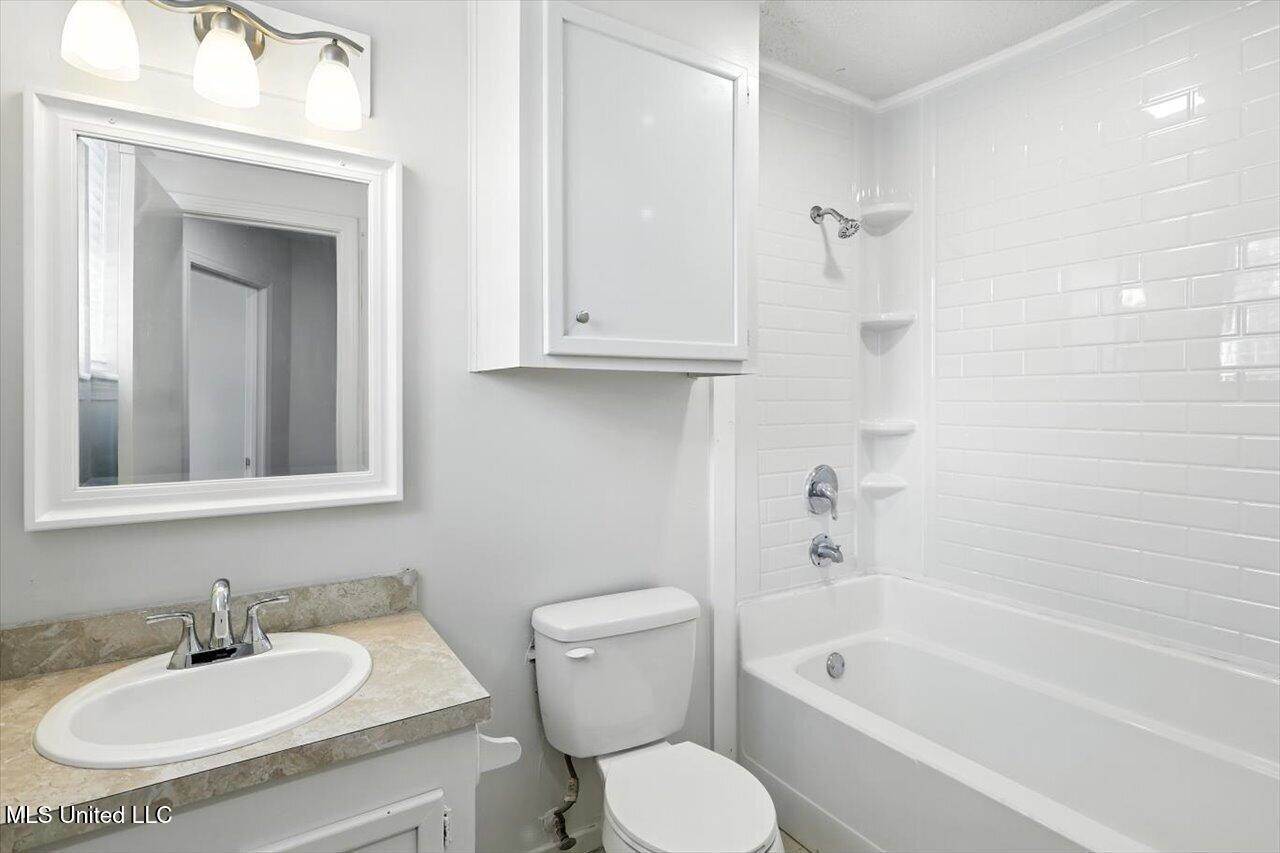 101 Glen Hollow Dr, Clinton, MS 39056