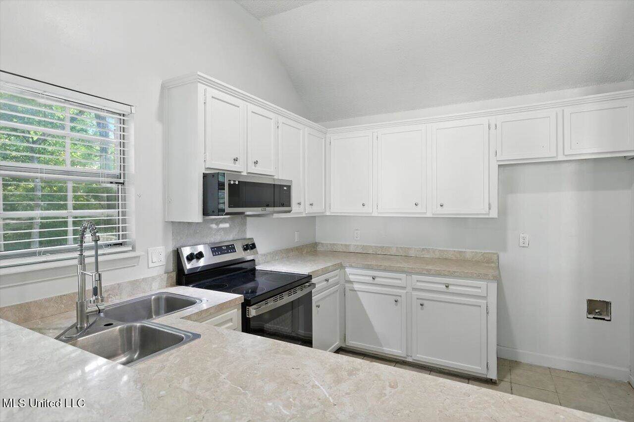 101 Glen Hollow Dr, Clinton, MS 39056