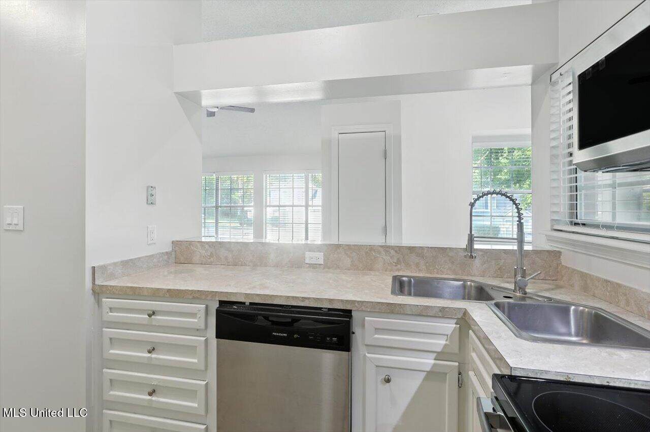 101 Glen Hollow Dr, Clinton, MS 39056