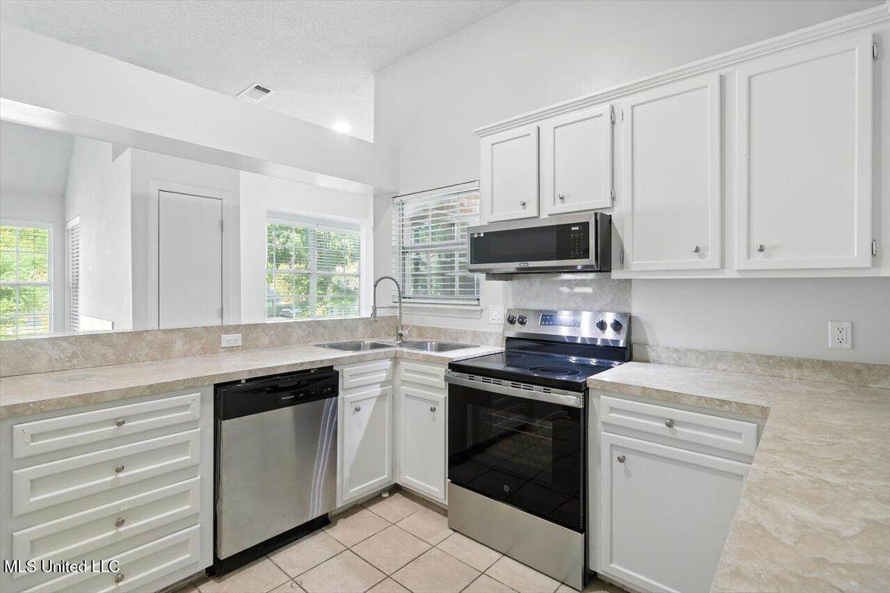 101 Glen Hollow Dr, Clinton, MS 39056