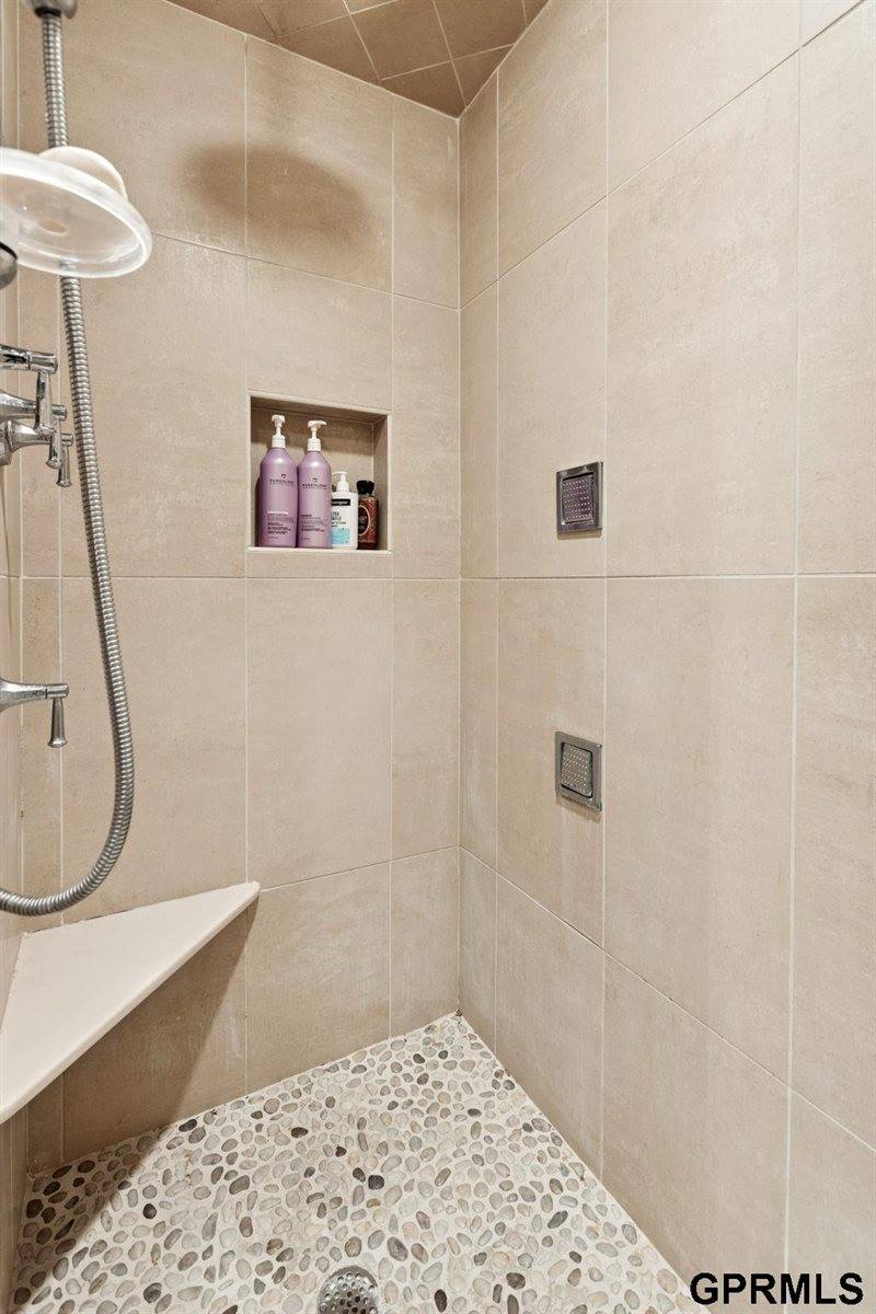 1209 North 188 Street, Elkhorn, NE 68022