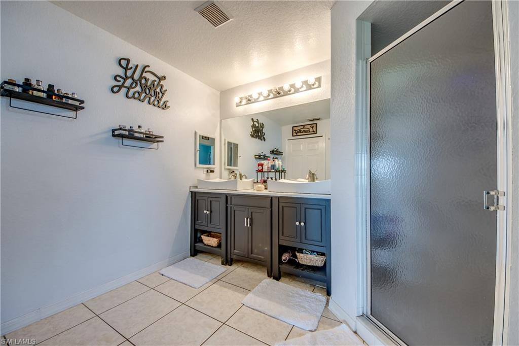 702 SW 11th Ave, Cape Coral, FL 33991