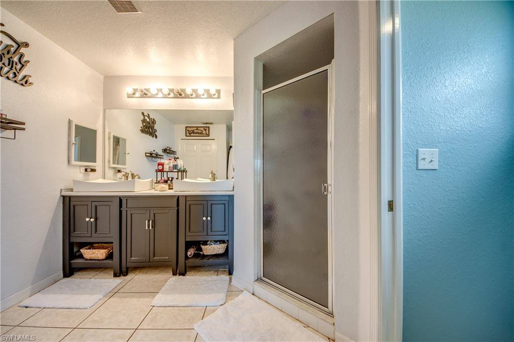 702 SW 11th Ave, Cape Coral, FL 33991