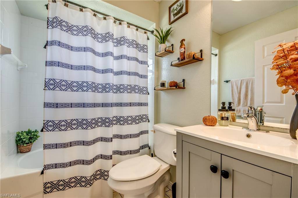 702 SW 11th Ave, Cape Coral, FL 33991