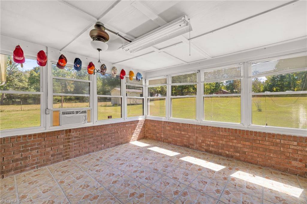 2176 Old Hollow Road, Walkertown, NC 27051