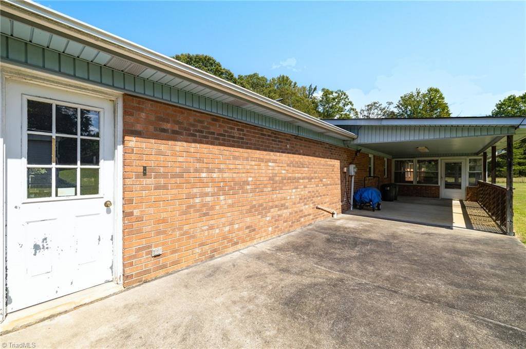 2176 Old Hollow Road, Walkertown, NC 27051