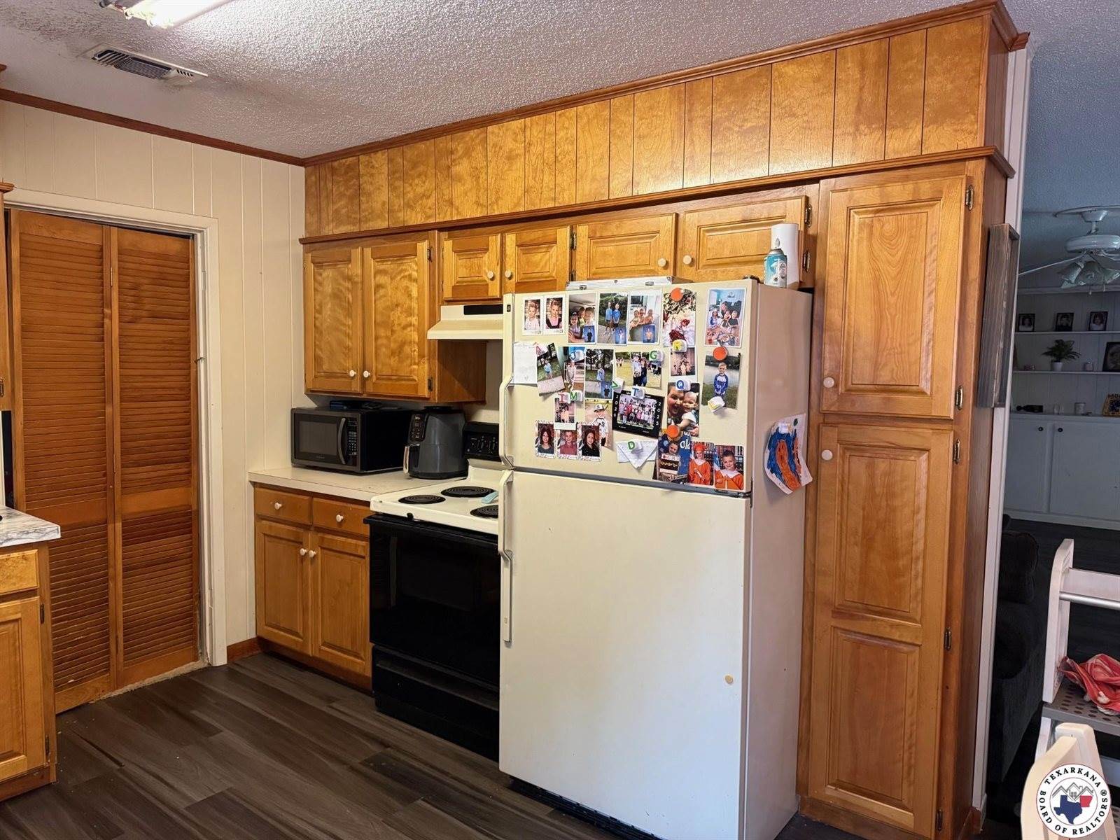 10 Holiday Ln, Texarkana, TX 75503