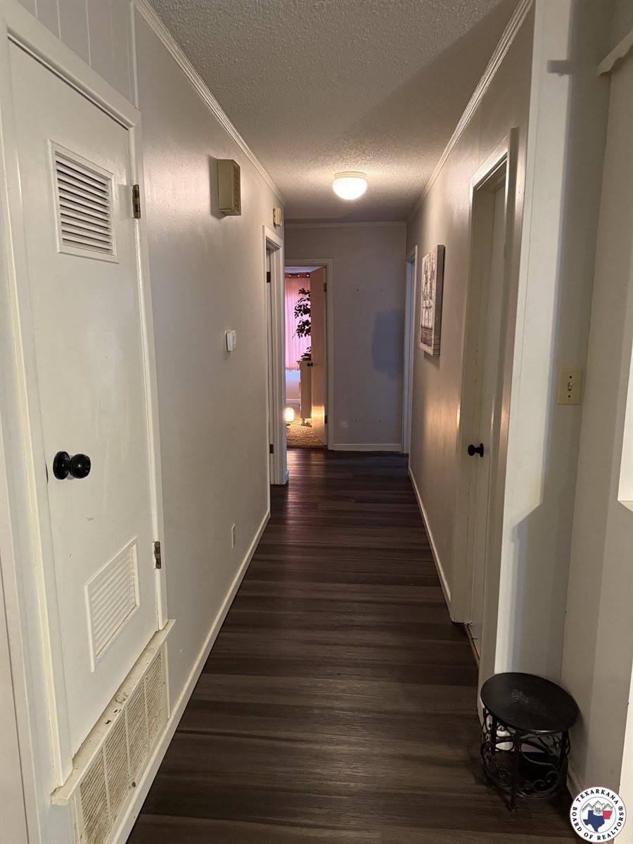 10 Holiday Ln, Texarkana, TX 75503