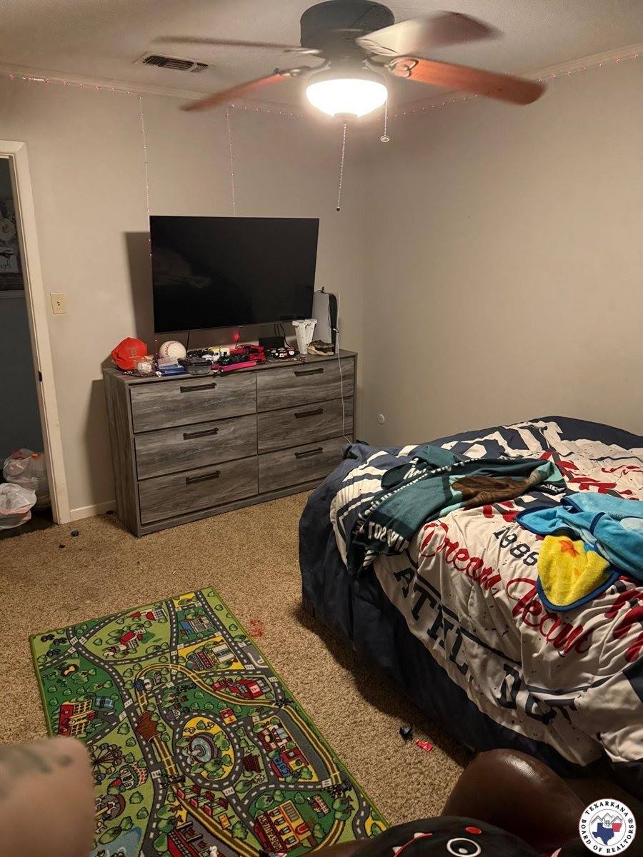 10 Holiday Ln, Texarkana, TX 75503