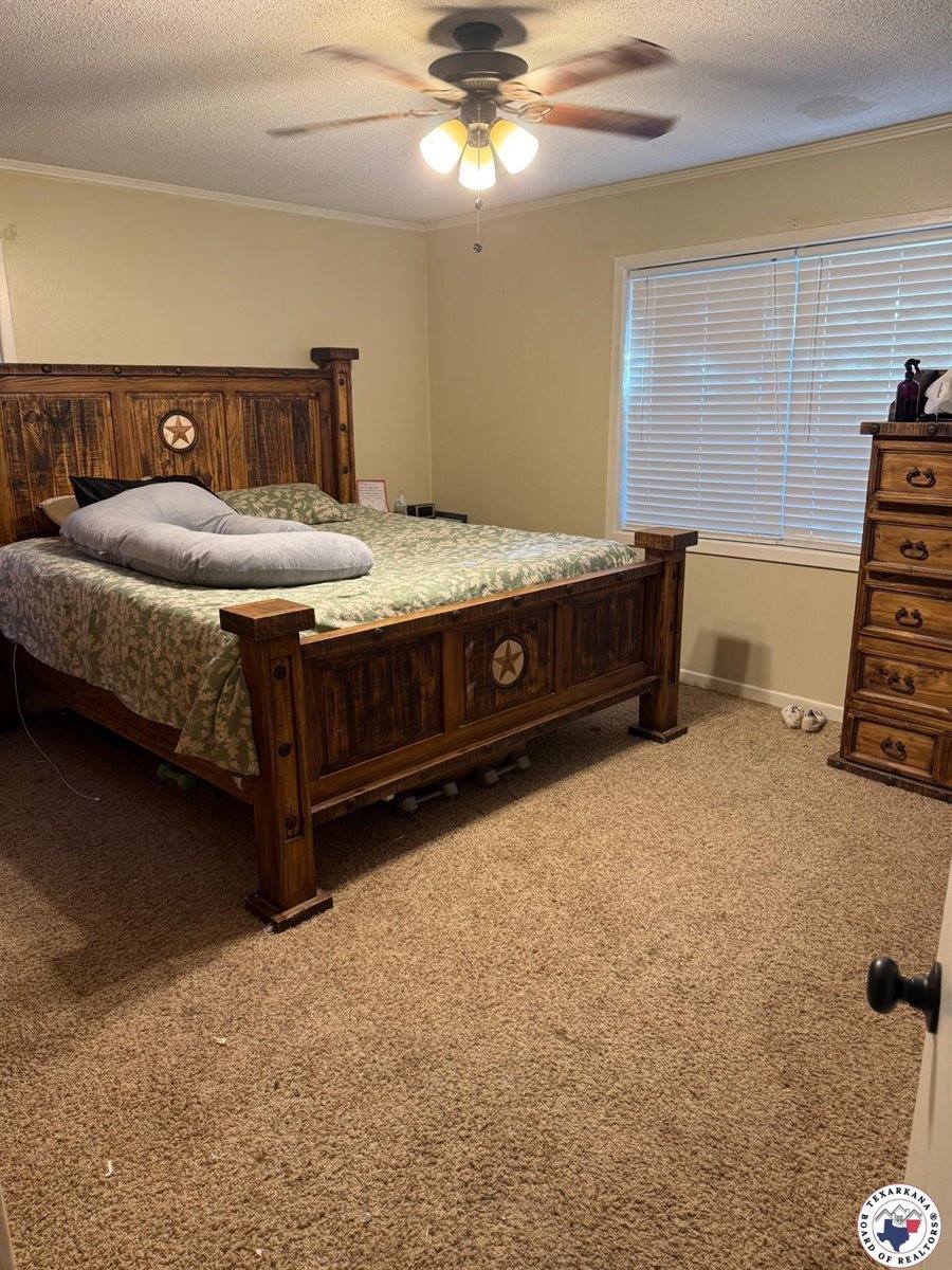 10 Holiday Ln, Texarkana, TX 75503