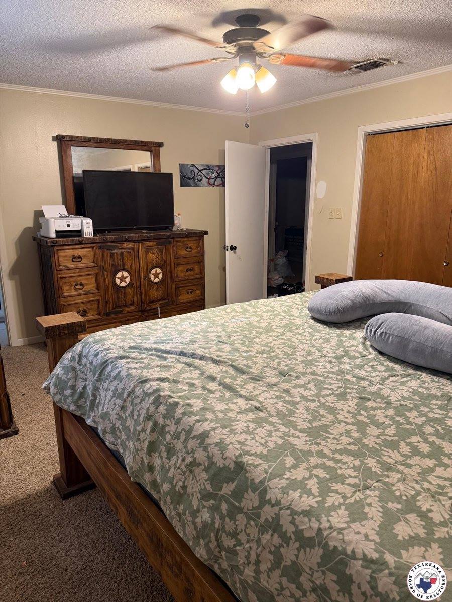 10 Holiday Ln, Texarkana, TX 75503