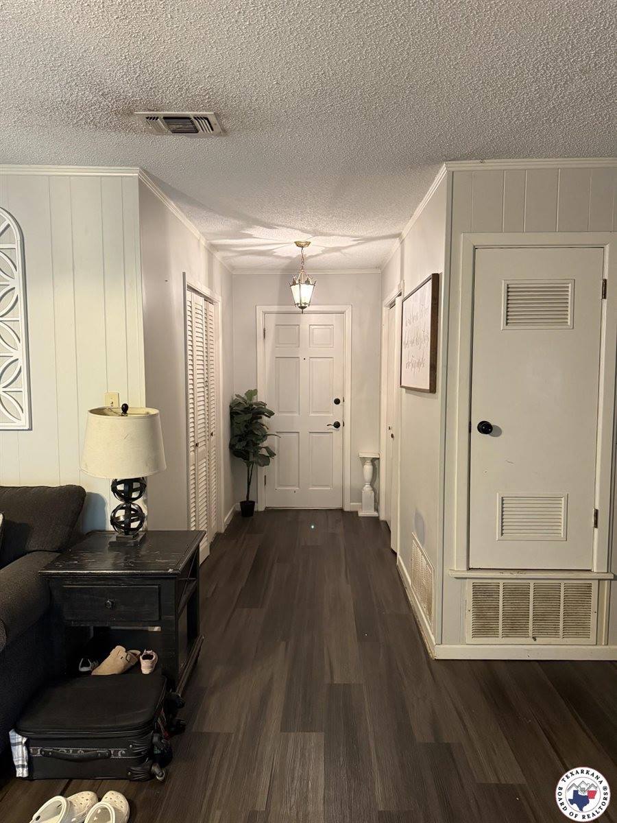 10 Holiday Ln, Texarkana, TX 75503