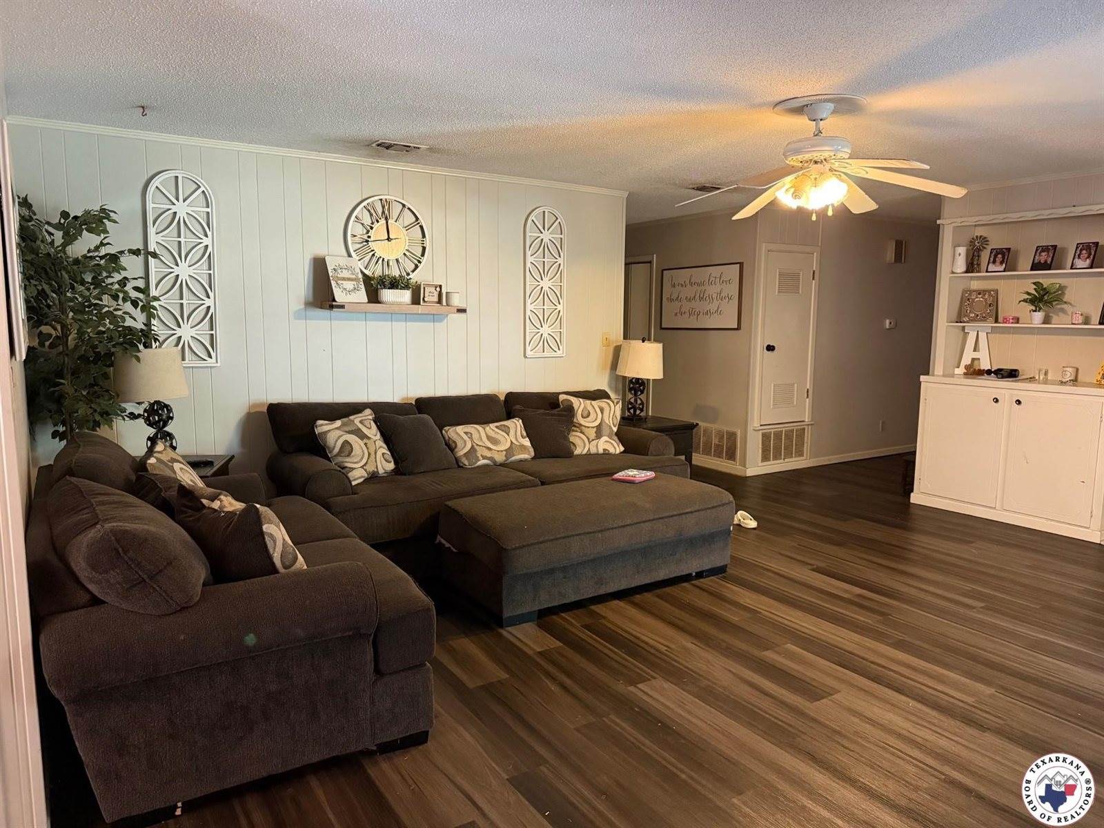 10 Holiday Ln, Texarkana, TX 75503