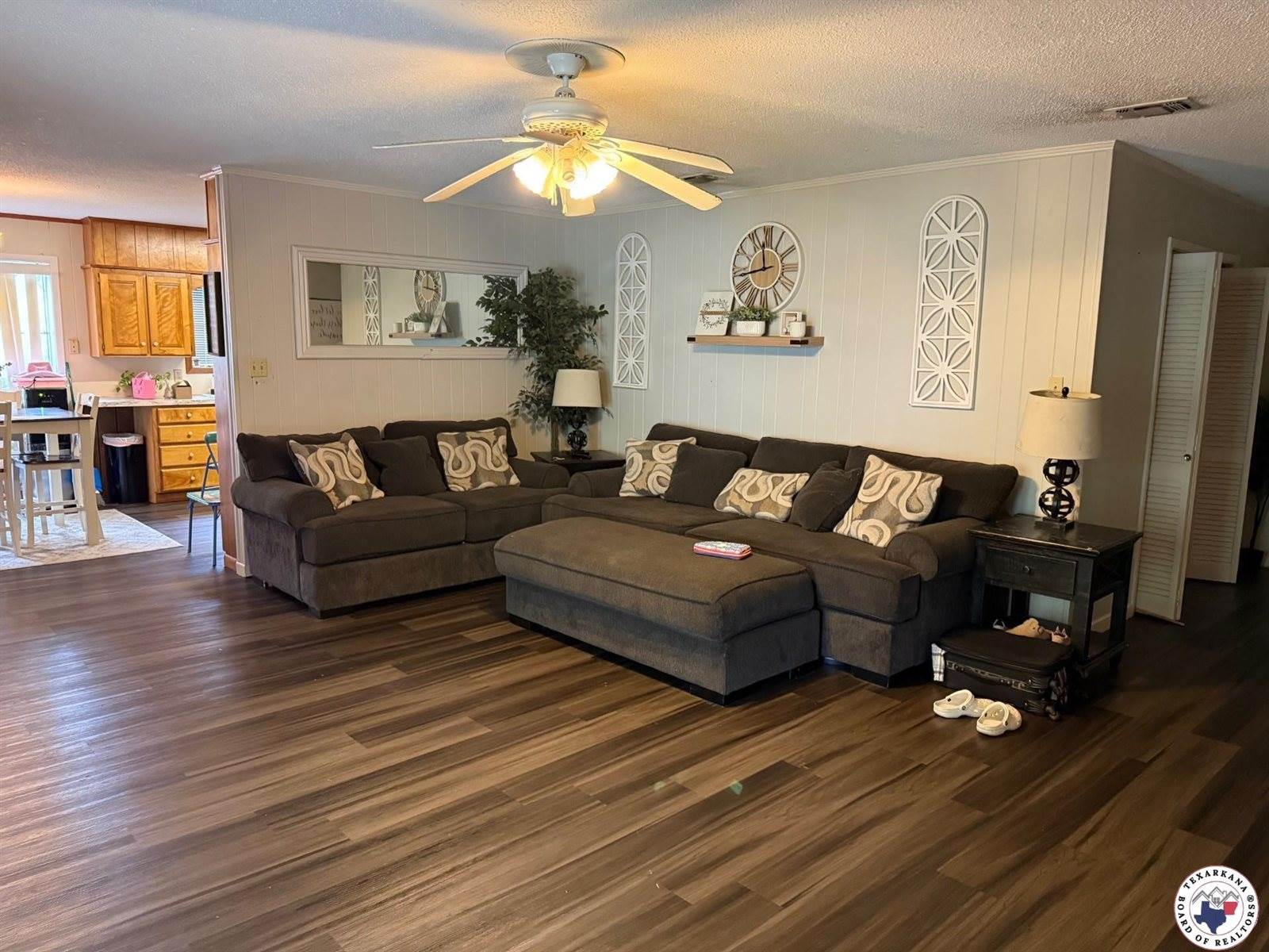 10 Holiday Ln, Texarkana, TX 75503