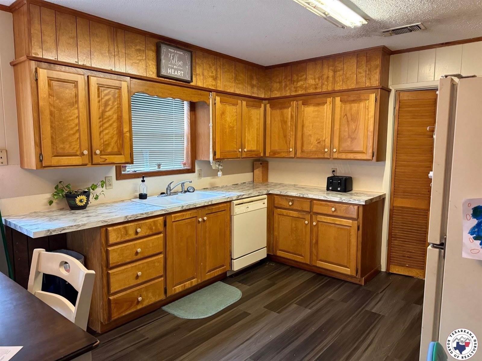 10 Holiday Ln, Texarkana, TX 75503