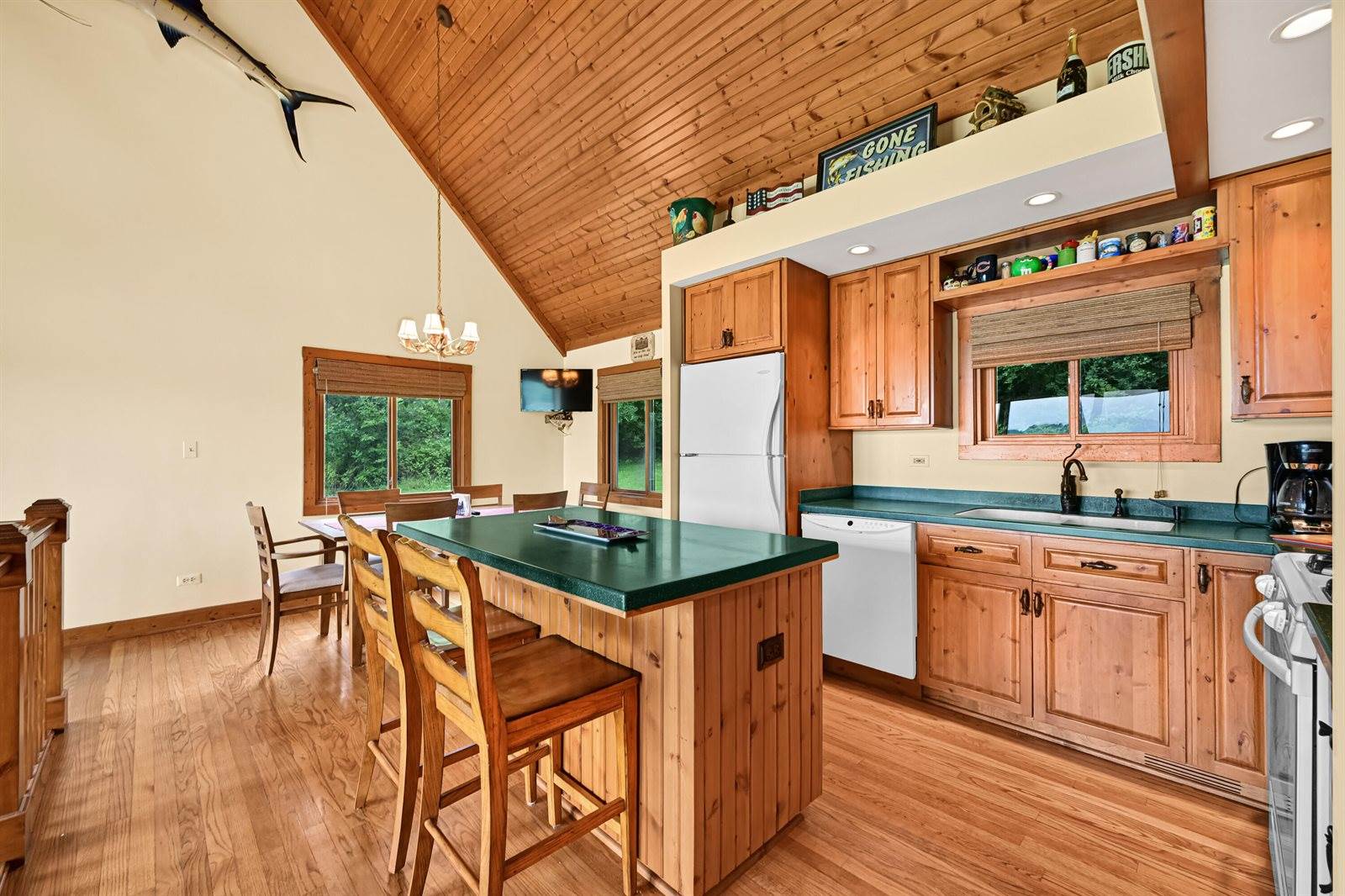 N6993 Oakwood Rd, Richmond, WI 53190