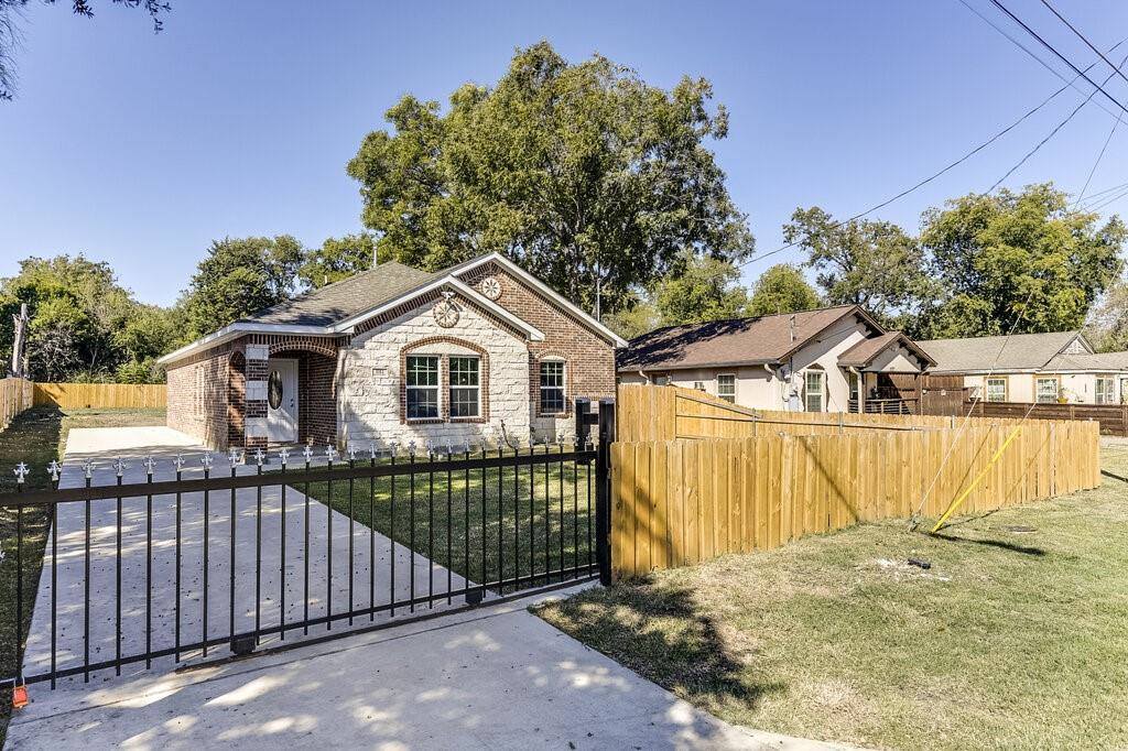 1423 Harlandale Avenue, Dallas, TX 75216