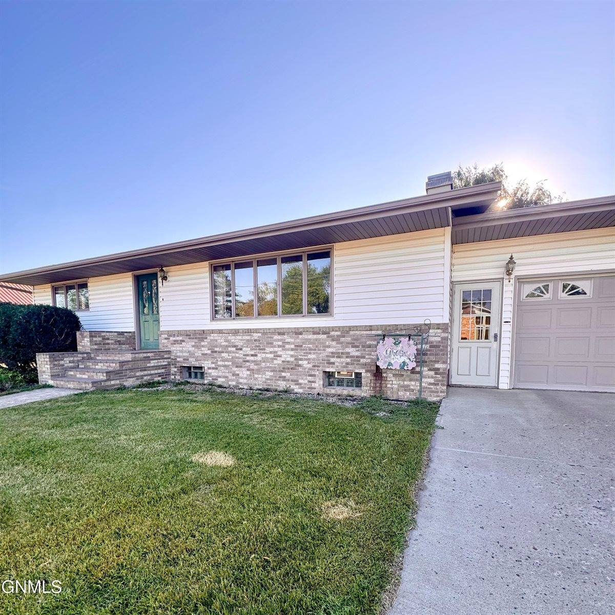 615 Broadway, Napoleon, ND 58561