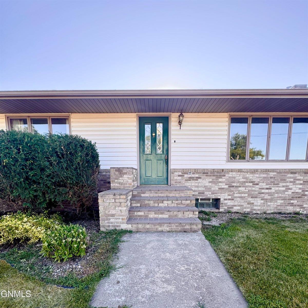 615 Broadway, Napoleon, ND 58561