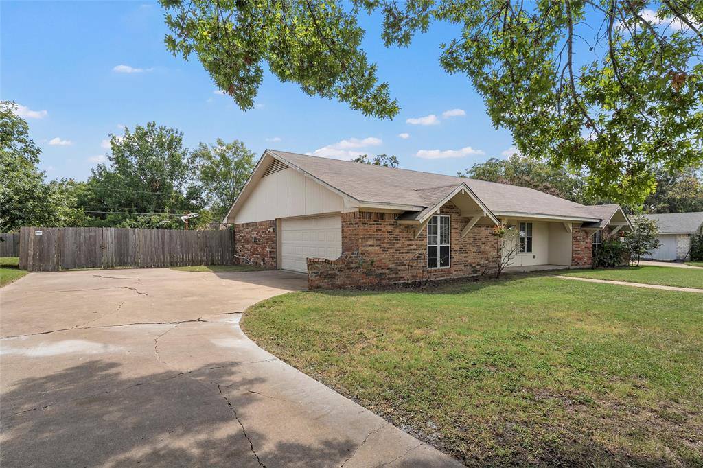 309 Crescent Drive, Hewitt, TX 76643