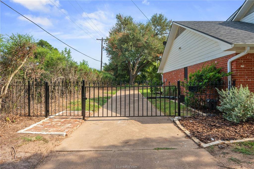 503 Calvert Street, Hearne, TX 77859