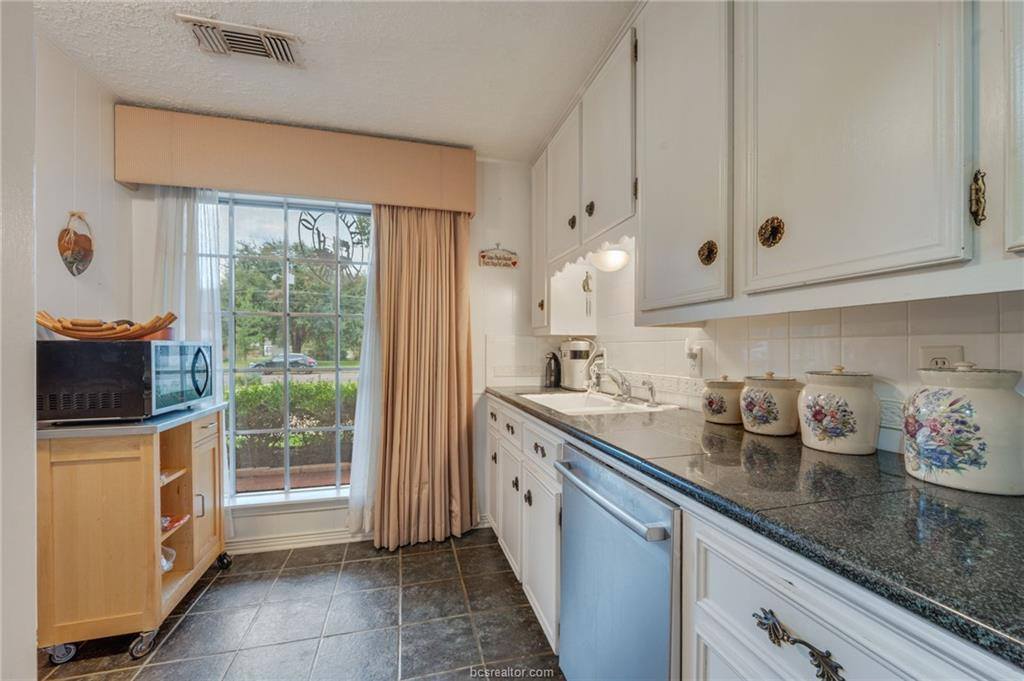 503 Calvert Street, Hearne, TX 77859