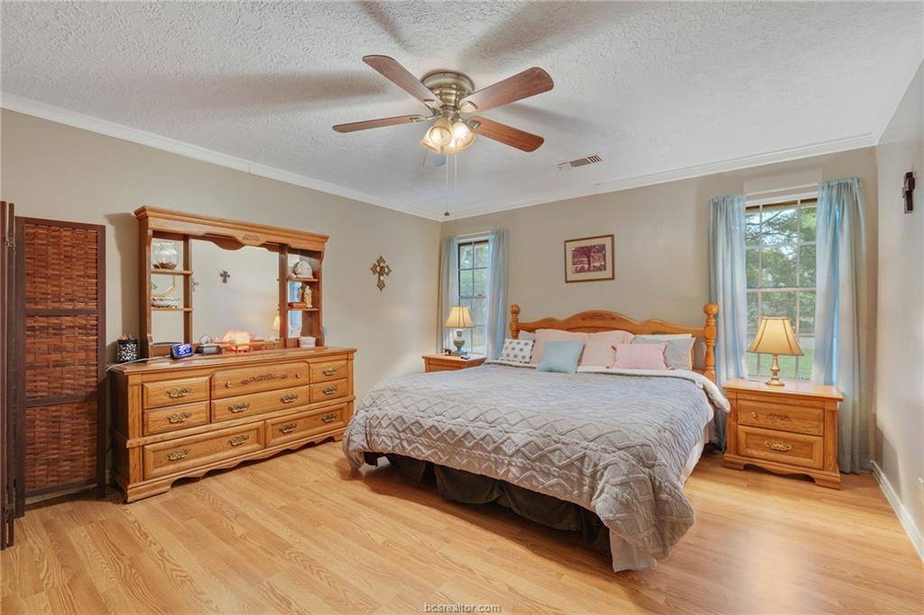 503 Calvert Street, Hearne, TX 77859