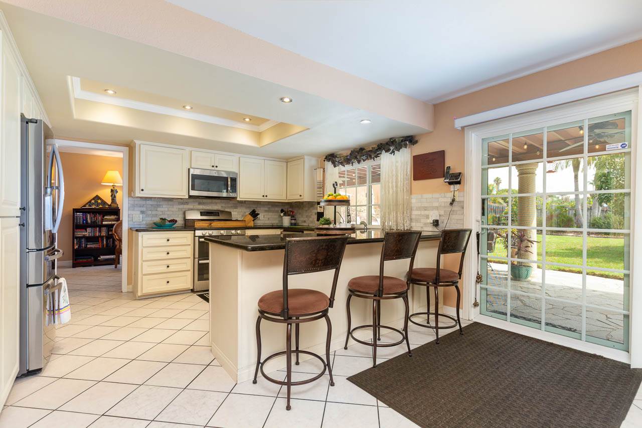 933 Ruby Dr, Vista, CA 92083