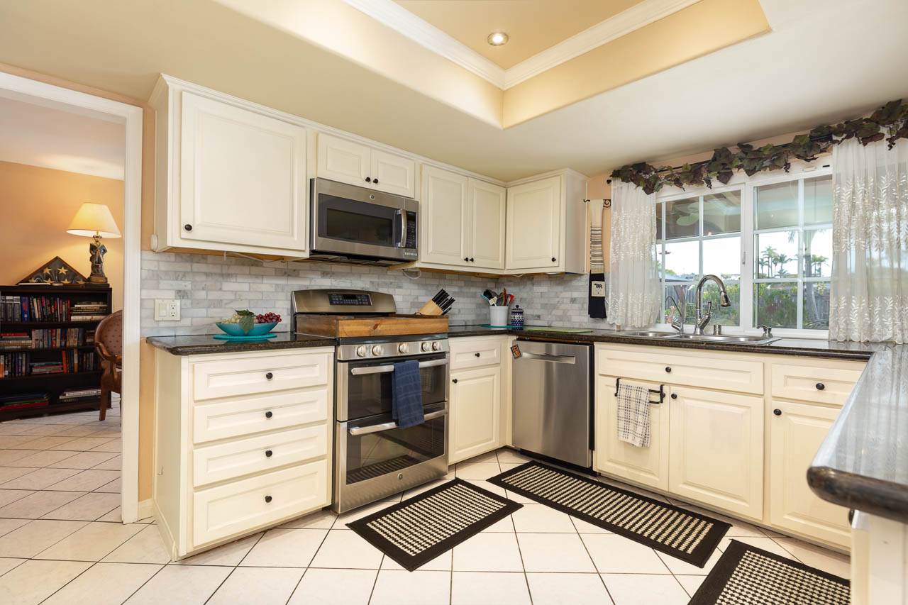 933 Ruby Dr, Vista, CA 92083