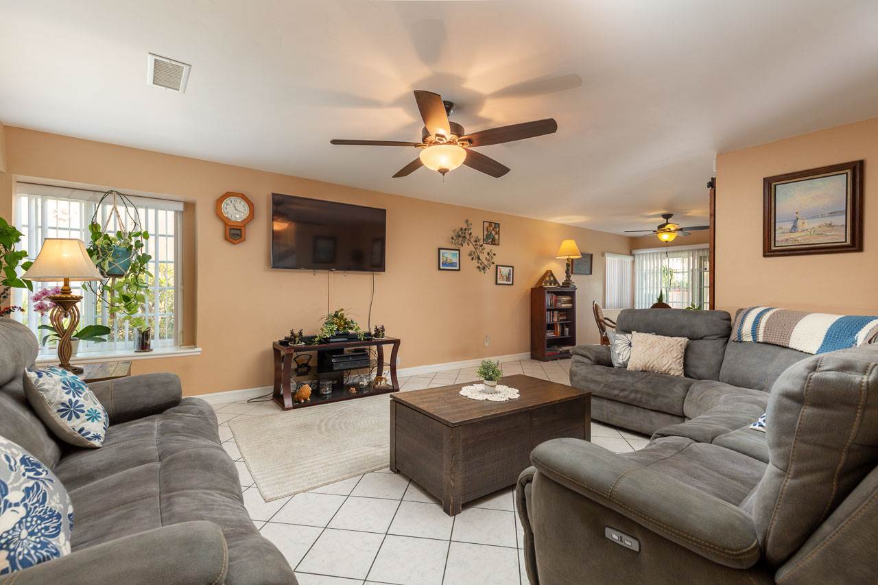 933 Ruby Dr, Vista, CA 92083