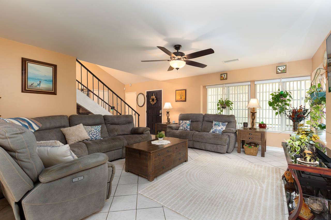 933 Ruby Dr, Vista, CA 92083