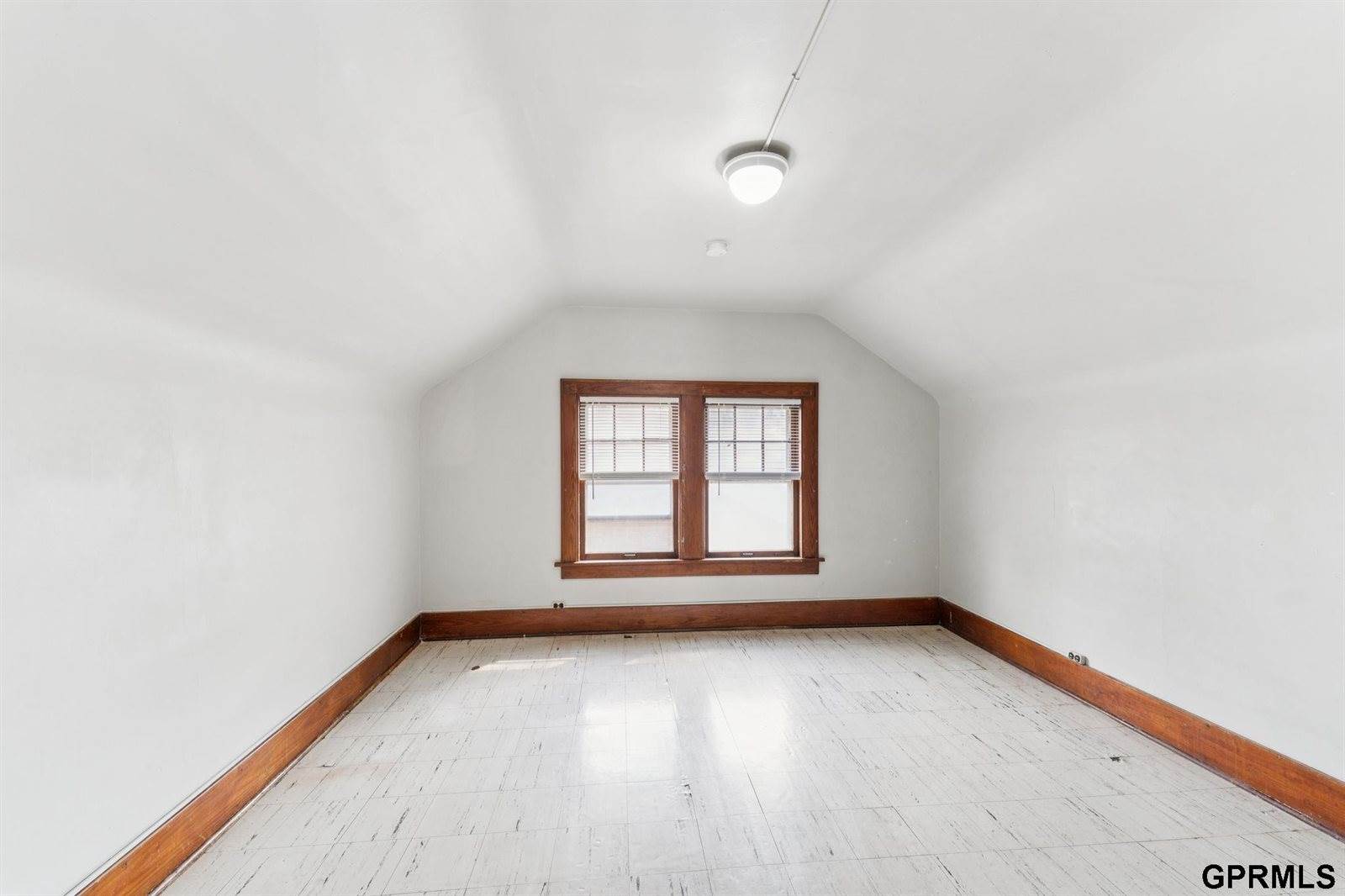 2859 Iowa Street, Omaha, NE 68112