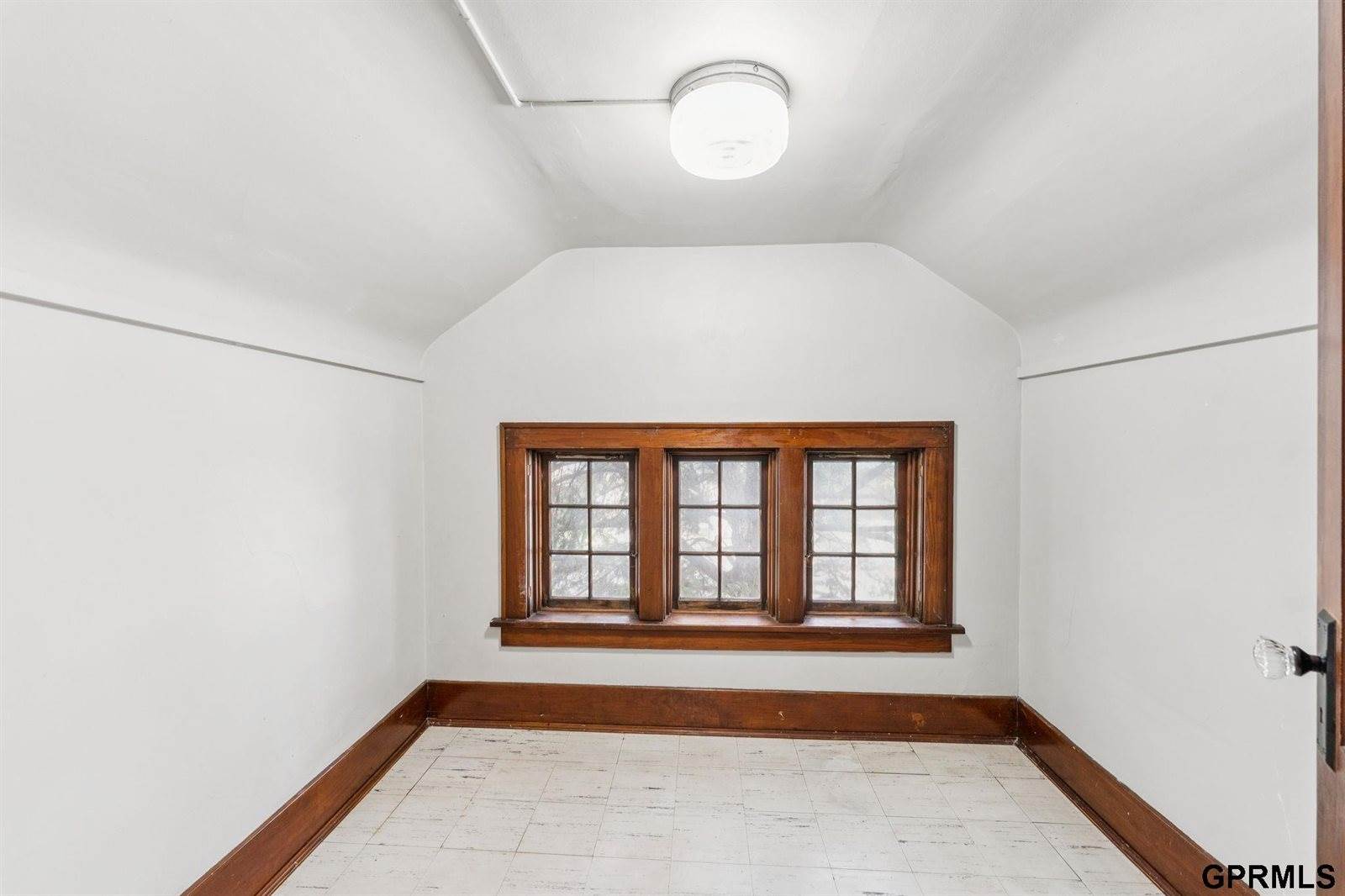 2859 Iowa Street, Omaha, NE 68112