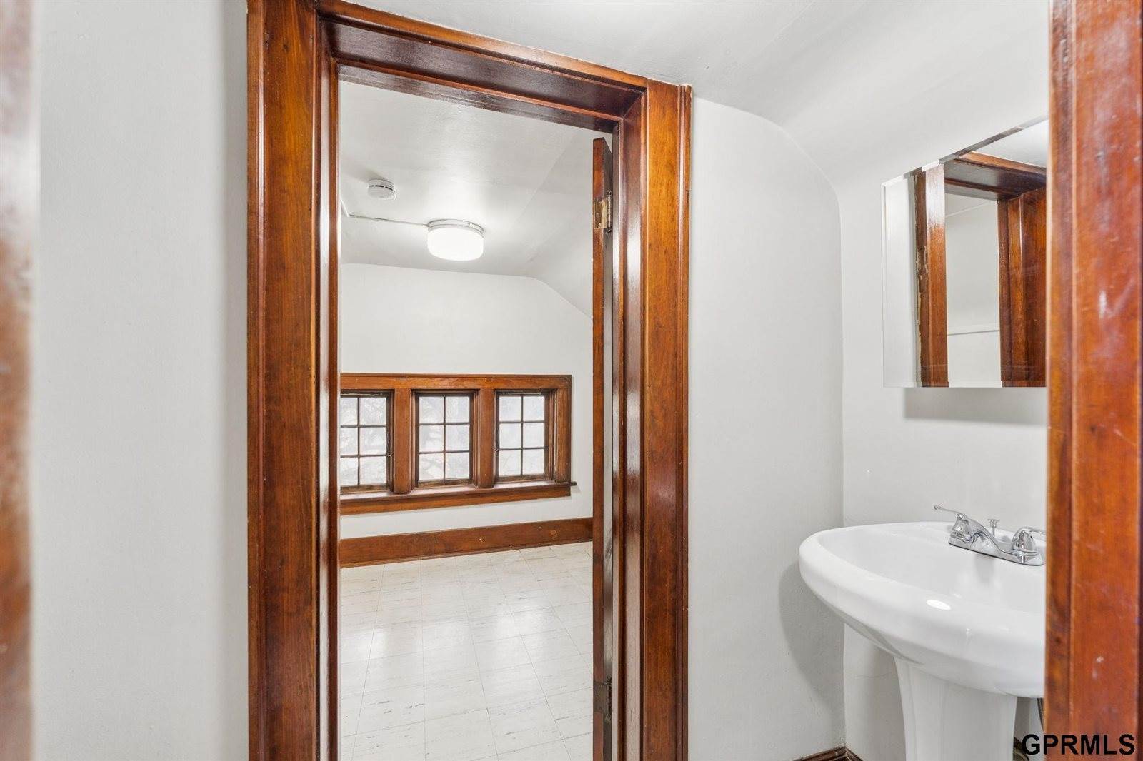 2859 Iowa Street, Omaha, NE 68112